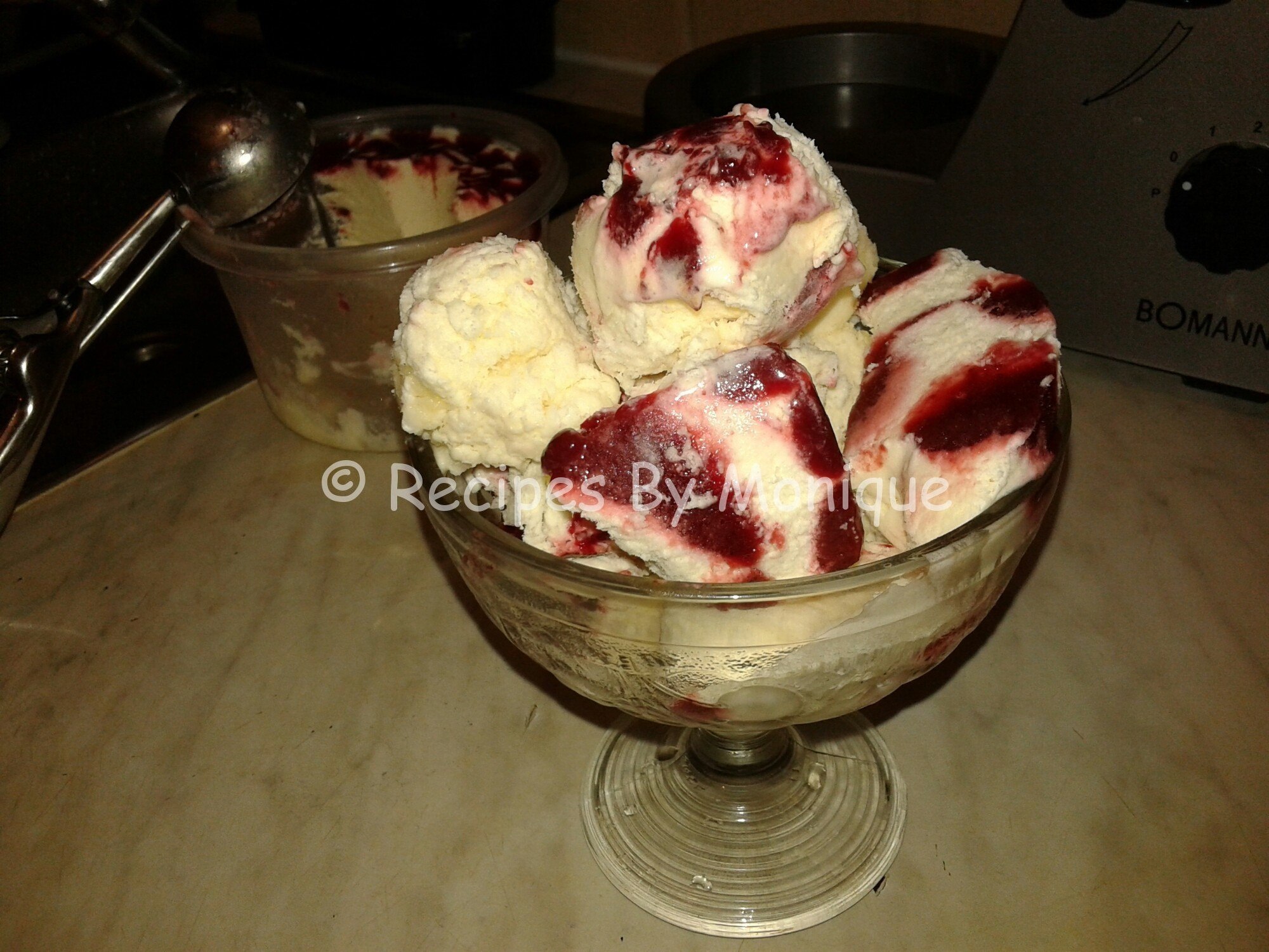 Înghețată Cu Sos De Căpșuni